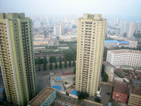 高層マンションが建ち並ぶ平壌市内（写真：WAGATSUMA／PIXTA）