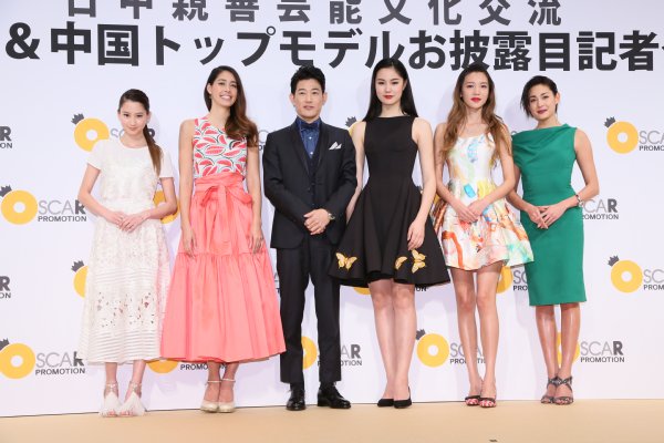 左から河北麻友子、森泉、矢野浩二、王一、胡櫻馨