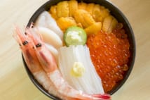 新幹線で注目の函館グルメ　豪華魚介が乗った「朝市丼」