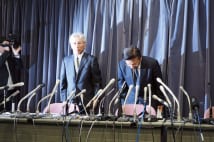 会見で「無念であり忸怩たる思い」と語った相川哲郎社長（右）