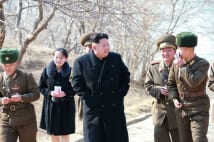 金正恩氏と防衛部隊を視察する与正氏（KCNA/新華社/アフロ）