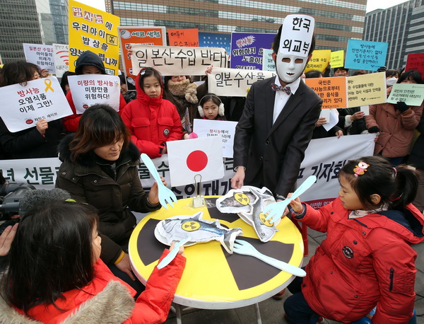 ソウルでの禁輸解除反対デモ（2015年1月）　Yonhap/AFLO