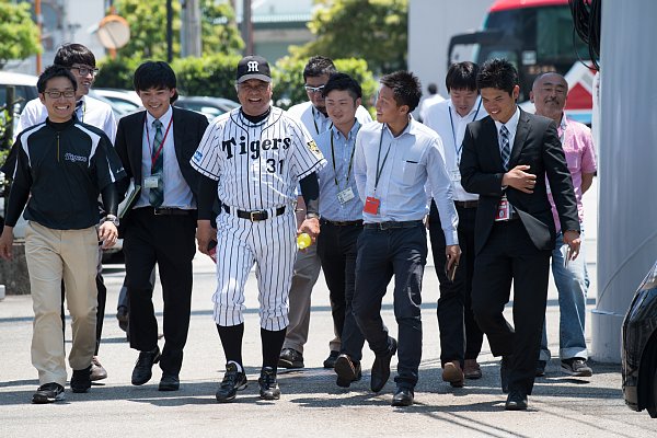 掛布監督の行く先には大勢の報道陣が集まってくる