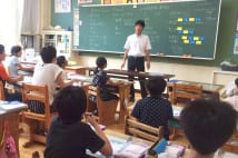 学力トップ級秋田の無塾村小学校　消しゴムは白を指定