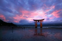 世界遺産厳島神社、日没後の一瞬の奇跡のような光景