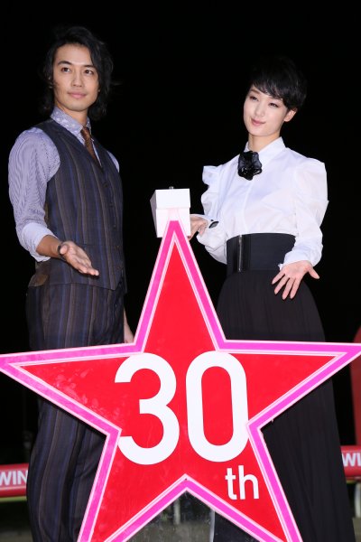 トゥインクルレース30周年イベント登場の斎藤工と剛力彩芽