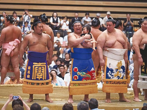 赤ちゃんに泣かれて戸惑う力士も（正代＝時津風部屋）