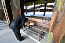 神社での参拝　お願いごとは名前や住所と一緒に