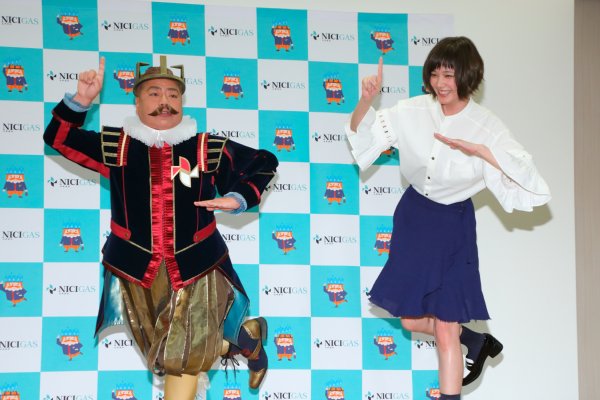 「ニチガスダンス」を踊る出川哲朗と本田翼