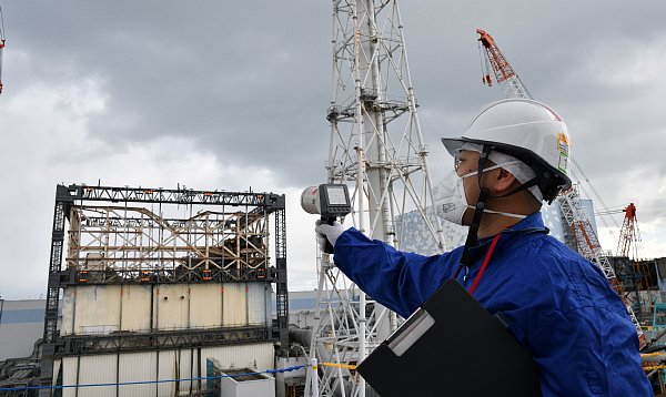 福島第一原発。正面は壁パネルが撤去された1号機