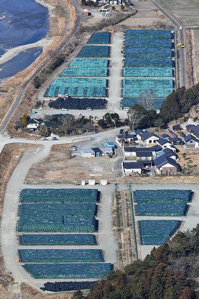 上空から見るとフレコンバックが山積みに（楢葉町「解除地区」）