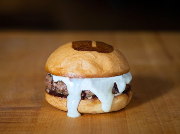 L.A.発『UMAMI BURGER』トリュフバーガー（1598円）