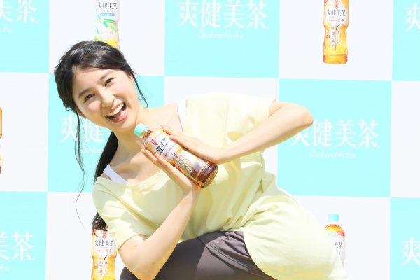 爽健美茶のCMに登場する土屋太鳳