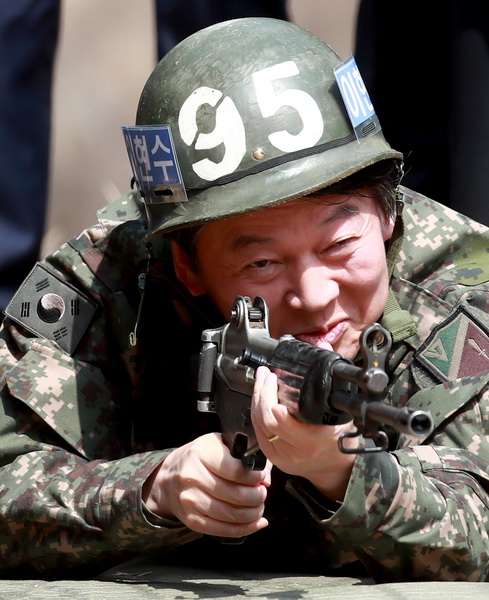 韓国陸軍部隊を視察した安哲秀氏　YONHAP NEWS/AFLO