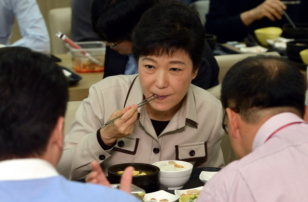 「独りメシ」には慣れている　YONHAP NEWS/AFLO