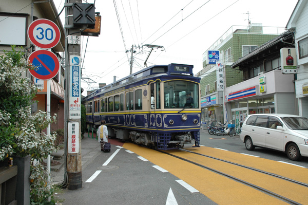 腰越駅を出発した江ノ電