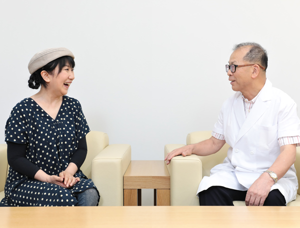 在宅医療について語る医師・小笠原文雄さんと女優・室井滋さん