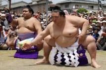 日本人横綱は「宝」　横審・一門親方から稀勢の里に休場要求