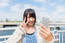 ピースサイン写真のSNS公開、指紋を盗まれる危険性