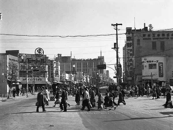 1952年の新宿駅東口交差点（写真：新宿歴史博物館）