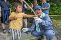 40年サバイバル生活、“洞窟オジさん”に子供達大興奮