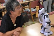 元気で愉快な介護ロボットに利用者も「生きていてよかった」