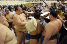 稀勢の里　名医、整体師、霊媒師を紹介されるも効果は微妙