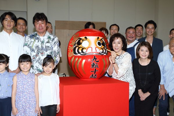 舞台『土佐堀川』ヒット祈願でだるまに目を入れる高畑淳子