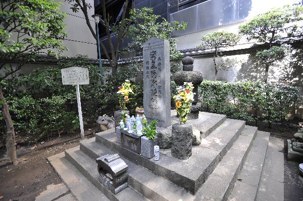 相続で戦乱が起きた（東京・千代田区の将門塚。写真：時事通信フォト）