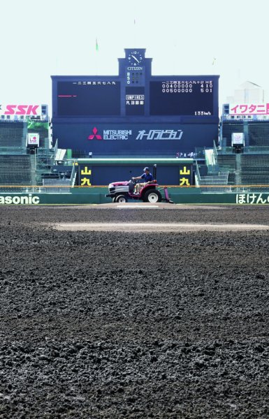 トラクターでグラウンドを均等にならす