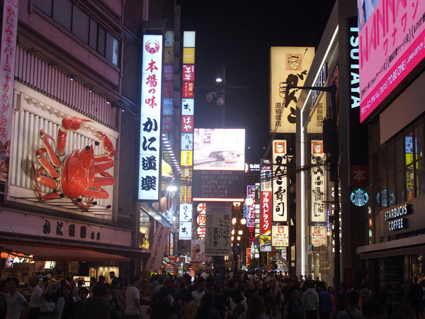 外国人観光客も溢れる道頓堀商店街