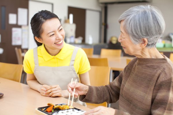 高齢者の低栄養に注意（写真／アフロ）