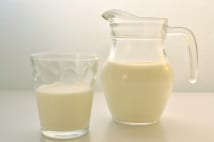 「牛乳飲めば胃に粘膜が張られて酔わなくなる」は根拠なし