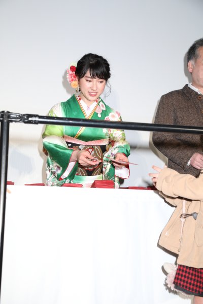 『8年越しの花嫁』観客に大入り袋を配る土屋太鳳