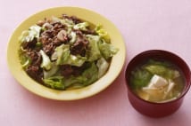 野菜高騰時の救世主・カットレタスを使った牛肉のレシピ