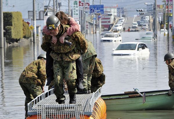 東日本大震災では自衛隊の奮闘ぶりに光があたった　共同通信社