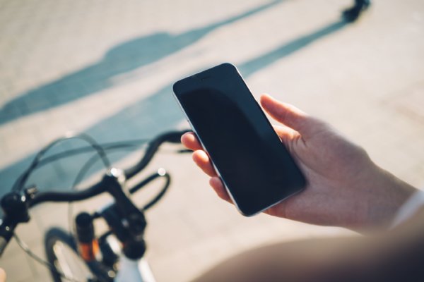 自転車のスマホ運転は改正道路交通法の危険行為に（写真／アフロ）