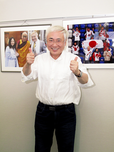 スマイルジャパンの勝利を喜ぶ高須院長