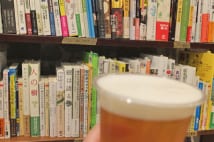 ビールを飲みながら本が選べたり、泊まれる書店が人気