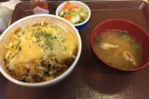 牛丼チェーン最大手の「すき家」　吉野家や松屋にはない特徴とは