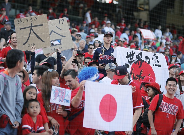 アナハイムで声援を送る大谷ファン（時事通信フォト）