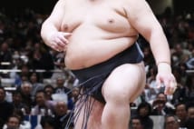 稀勢の里、「途中休場しても引退なし」と協会から予防線