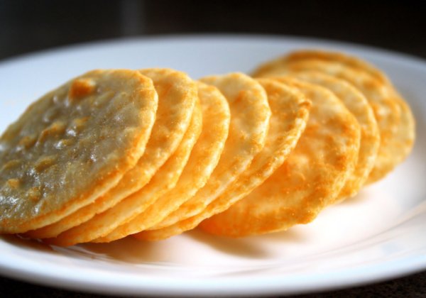 湿気たせんべいも美味しく変身（写真／アフロ）