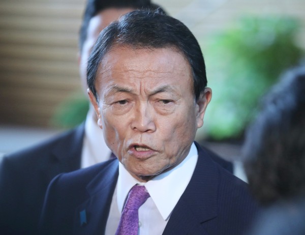 混迷人事の原因を作った麻生氏（時事通信フォト）