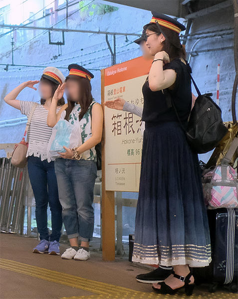 箱根で駅員のような帽子をかぶる眞子さま（2018年6月）