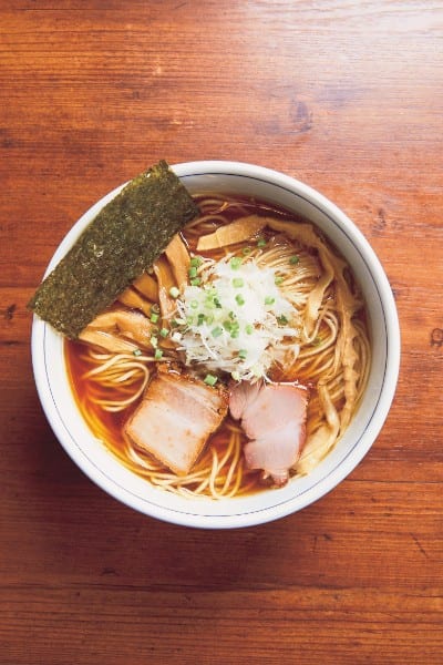 『麺処　びぎ屋』の「醤油ラーメン」750円（撮影／中庭愉生）