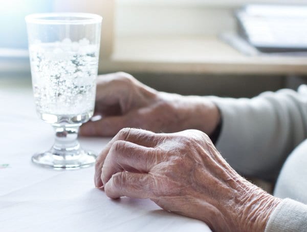 脱水はせん妄の引き金に（写真／アフロ）