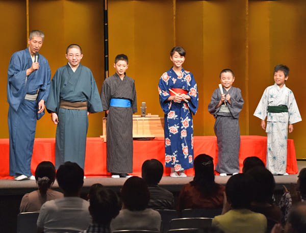 師匠・林家染左さん（左）と「宝塚こども落語くらぶ」の子供たち