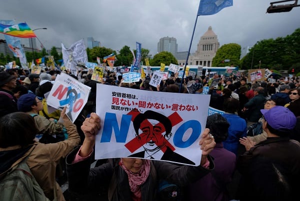 今の日本で保守とリベラルの対立はどうなっているのか（AFP＝時事）