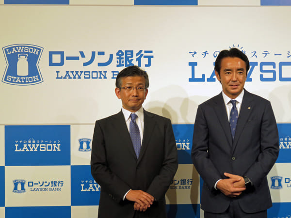 竹増貞信・ローソン社長（右）と山下雅史・ローソン銀行社長